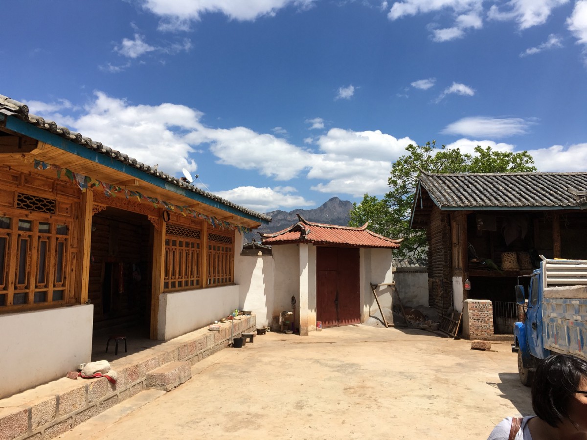 mosuo-family-courtyard
